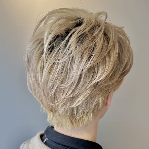 【ブリーチ必須】外国人風ブロンドカラーのサイドパートスタイル