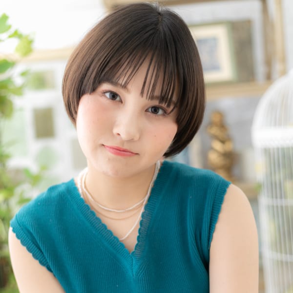 大人かわいい黒髪グレージュナチュラルボブステップボーンカット