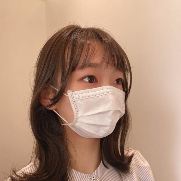 オリーブアッシュ外ハネミディアムヘア