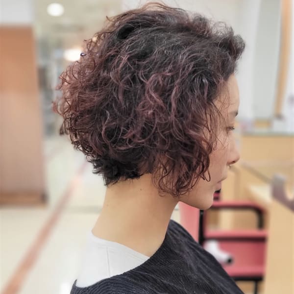 パーマ×カシスブラウンカラーで作る大人の前髪なしショートボブ