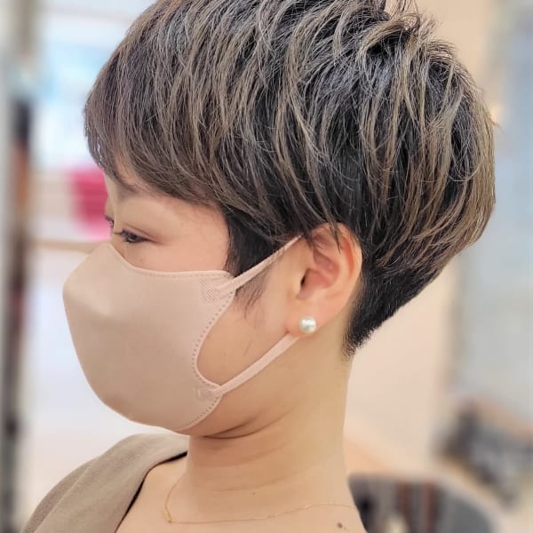 アッシュグレージュ×ハイライト×ベリーショート