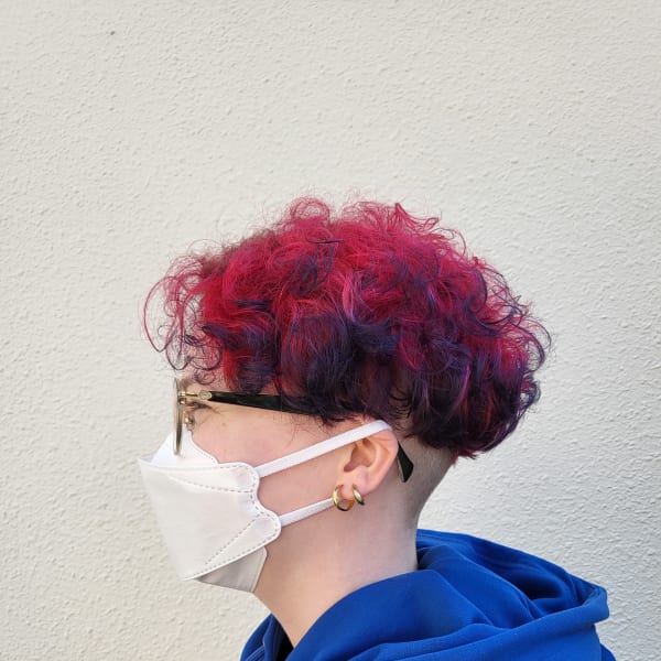 派手色刈り上げショート