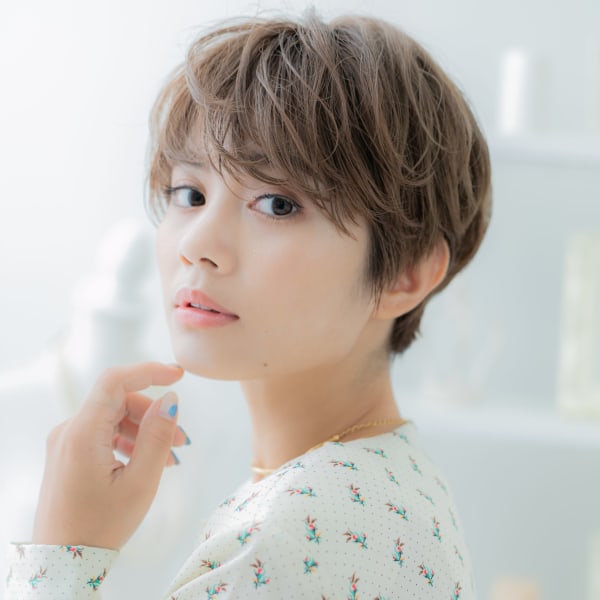 外国人風大人ハイライト小顔くせ毛ショート　耳だしショート