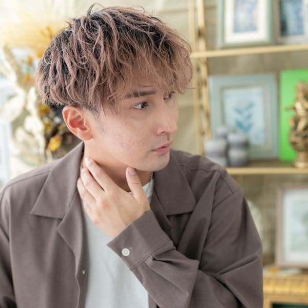 ハイトーンカラー外国人風ミディアムパーマ　ゆるふわ巻き