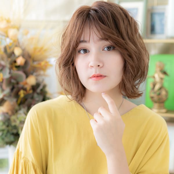 透け感くせ毛風外ハネミディアムウルフヘア 小顔補正立体カット