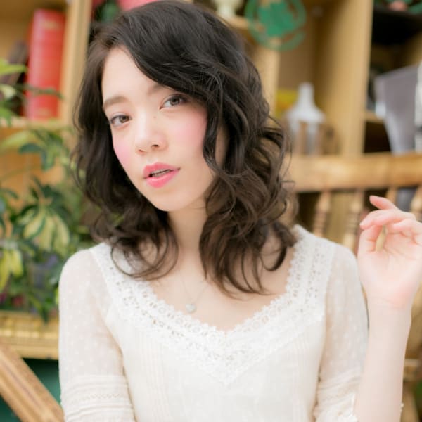 くせ毛風アシンメトリー黒髪ひし形シルエット こなれヘア