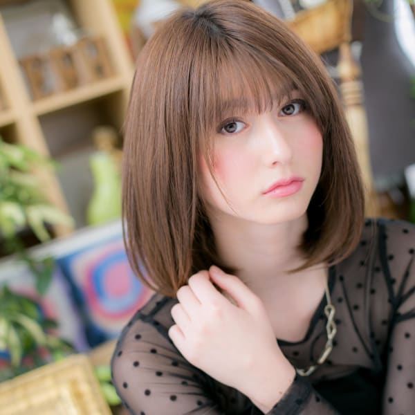 大人かわいいインナーカラー前下がりボブ　小顔補正立体カット