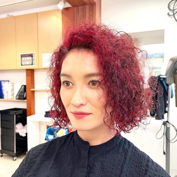 紅いハイライトとスパイラルパーマ＠ミディアムボブ