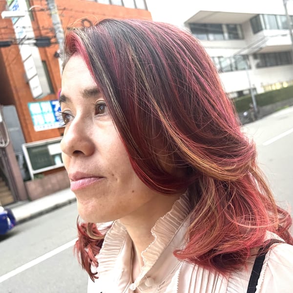 レッドとオレンジのハイライト@ミディアムヘアー