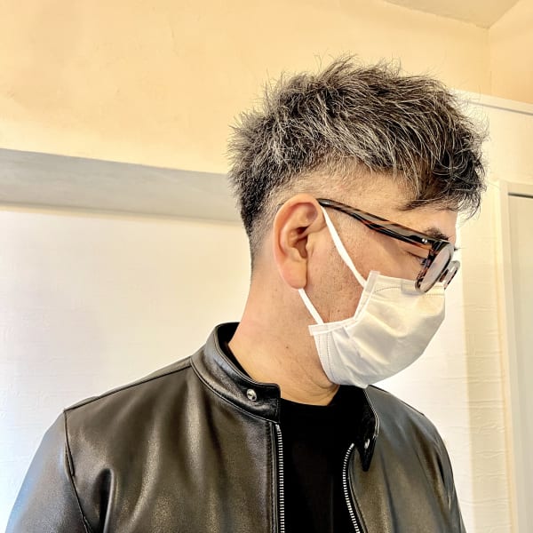 白髪いかしたグレイヘアデザイン★ツーブロックショート