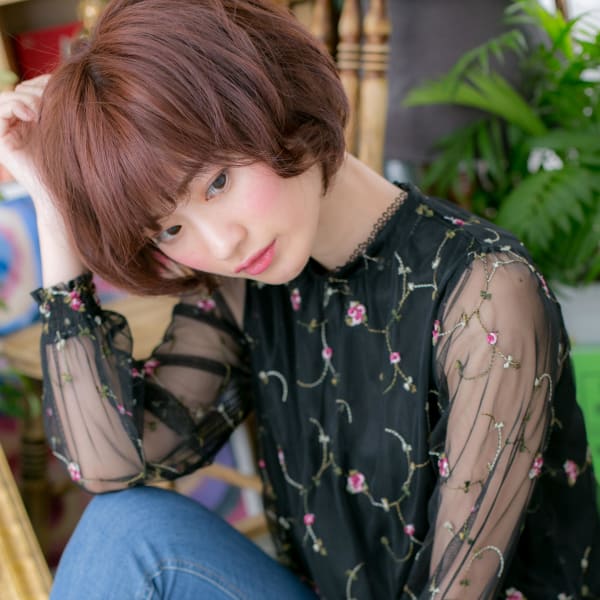 暖色系カラー外国人風前下がりくせ毛ショート ゆるふわ巻き