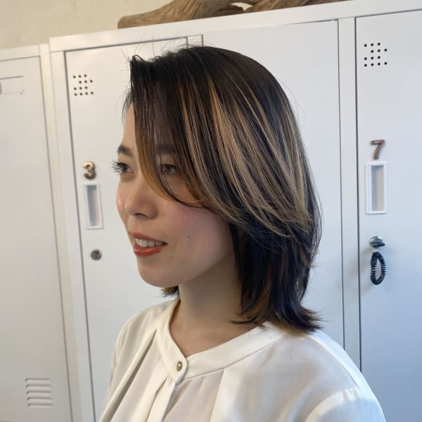 顔周りに動きをつけた、ボブレイヤースタイル