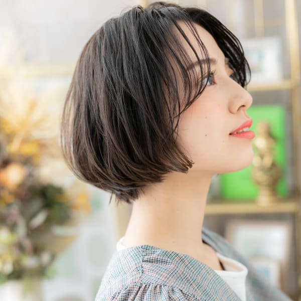 黒髪かきあげバング小顔くびれショートボブ こなれヘア