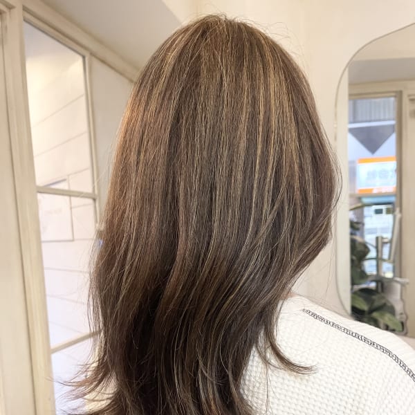 白髪ぼかしハイライトショコラアッシュセミディ40代梅ヶ丘髪型
