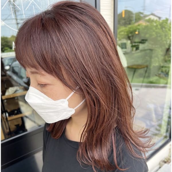 ピンクブリーチなしレイヤカットミディアム顔まわりカット