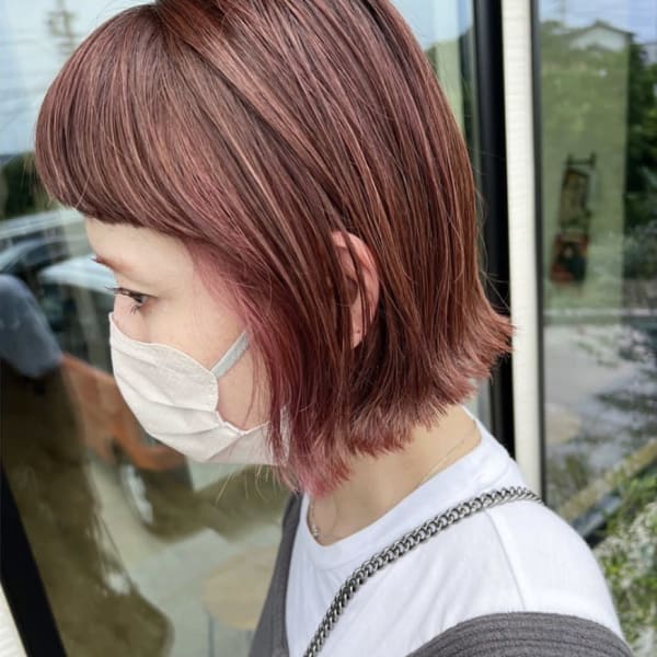 ピンクインナーカラー切りっぱなしボブハイライトブリーチ