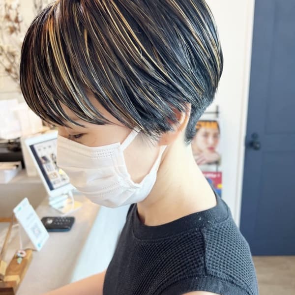 刈り上げショートハイライトダブルカラーブリーチデザインカラー