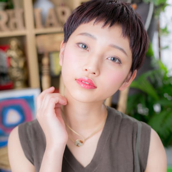 大人かわいい黒髪くすみカラーショートウルフ　耳だしショート