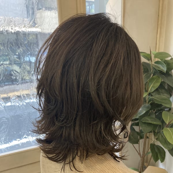 クセを活かした外ハネウルフミディアム毛量多い方の髪型