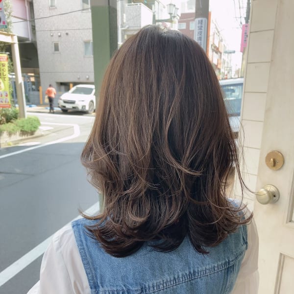 大人艶髪ダークオリーブグレージュオフィスで浮かないカラー