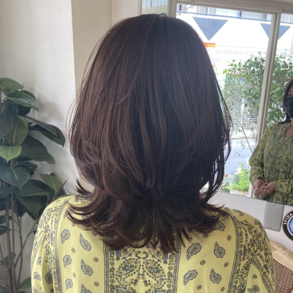 2023年人気ヘアスタイル上品レイヤーの大人くびれミディアム