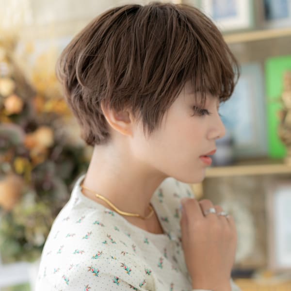 外国人風大人ハイライト小顔くせ毛ショート 耳だしショート