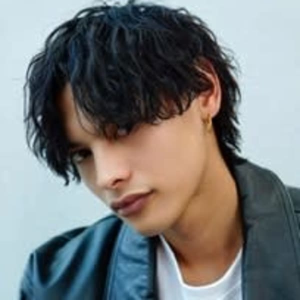 センターパートウルフ緩めツイストスパイラルパーマ