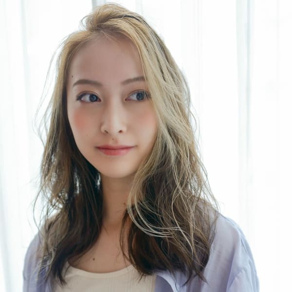 女性らしい、抜け感ベージュ