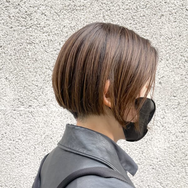 センター分け かりあげ前下がりハンサムショート