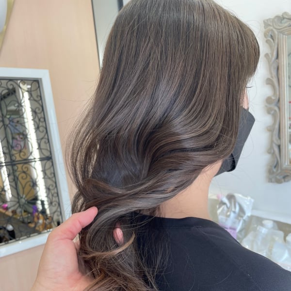 オリーブグレージュ