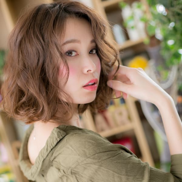 かきあげ前髪小顔前下がりくせ毛風大人ボブミルクティアッシュ