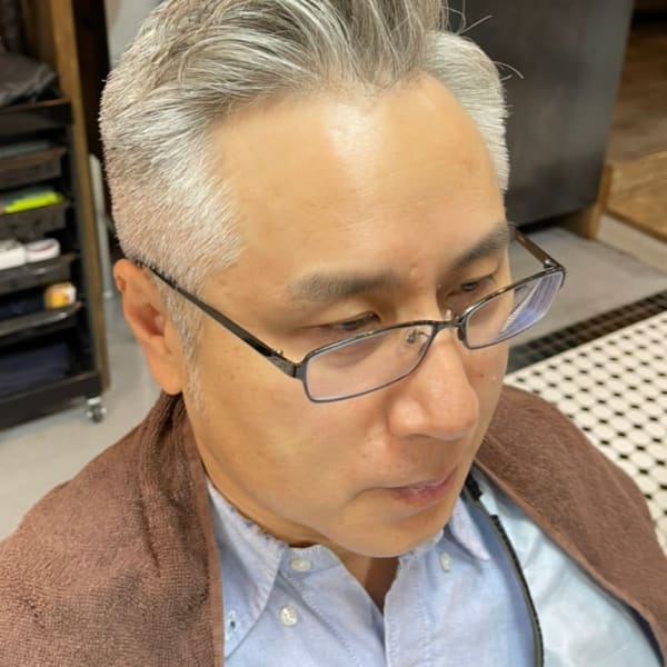 ビジネス七三スタイル　グレイヘア　40代50代