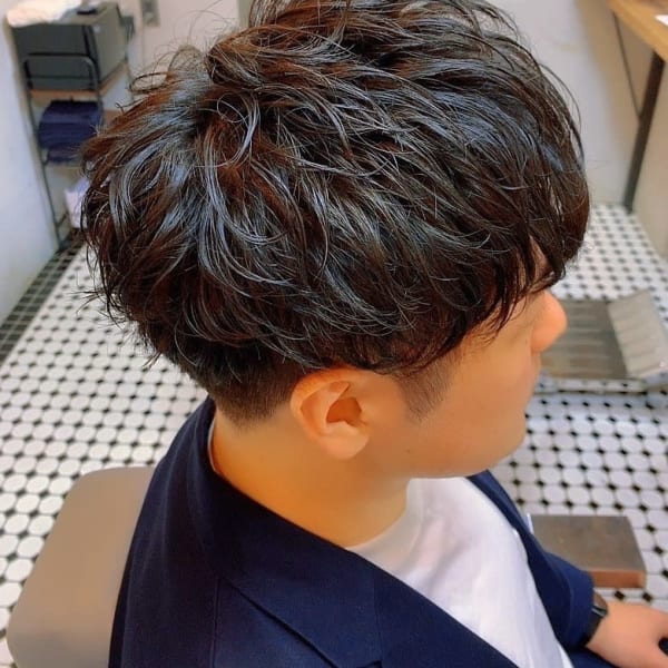 ツーブロック　黒髪　パーマ　マッシュ