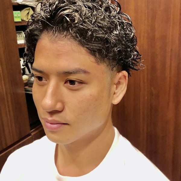 アップバング スキンフェード ツーブロック ツイストパーマ