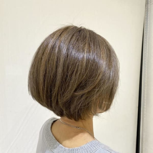 白髪を生かしたカラーリング　束感ショートボブ