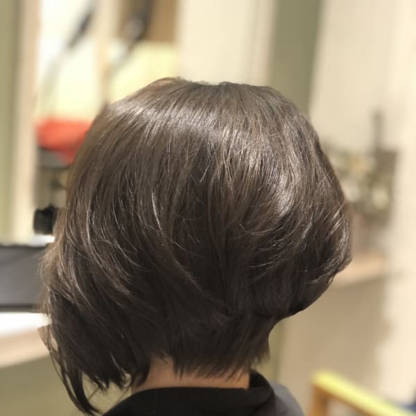 目を引くオシャレ前下がりボブ