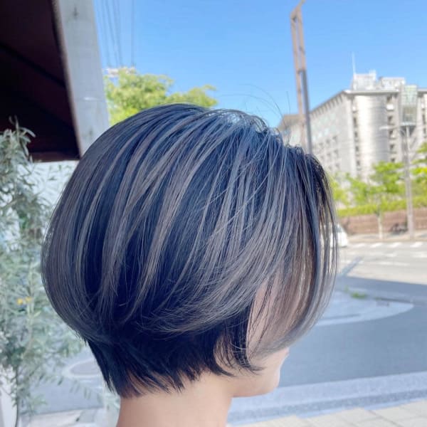 ショートボブにデザインカラー