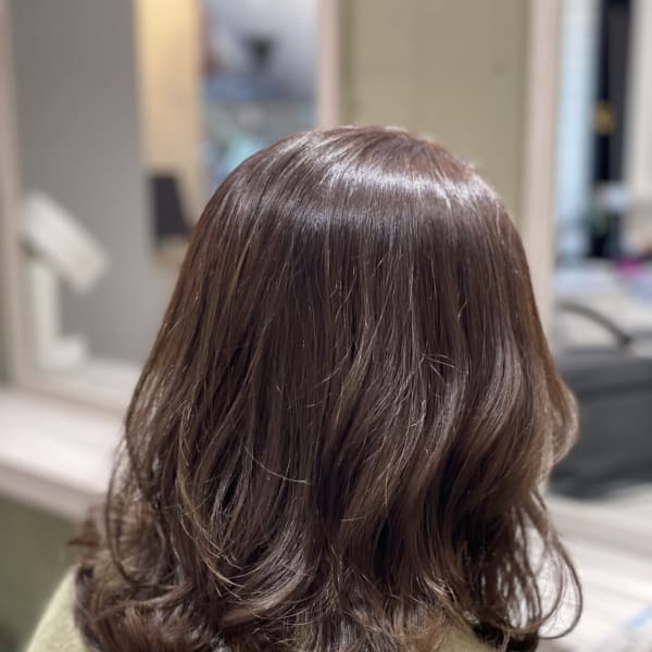 ラフな雰囲気が魅力のミディアムスタイル。|era