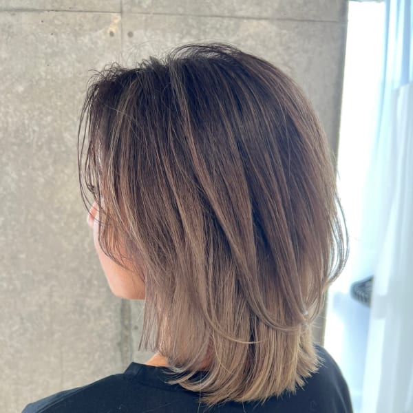 白髪をお洒落にデザインするバレイヤージュ