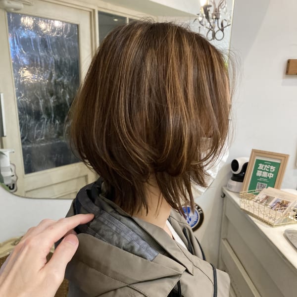 肩につかない長さ外ハネボブハイライトカラーがうまい美容室
