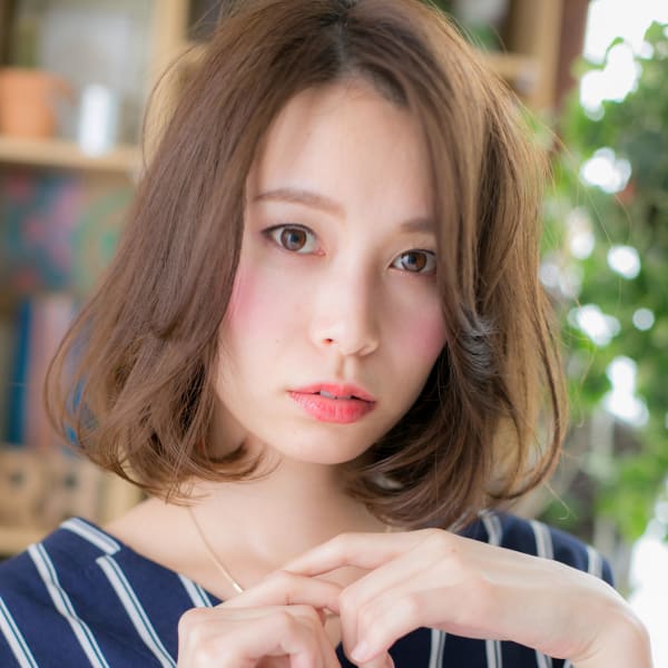 ココアベージュくせ毛風小顔Aライン大人ボブ 斜めバング
