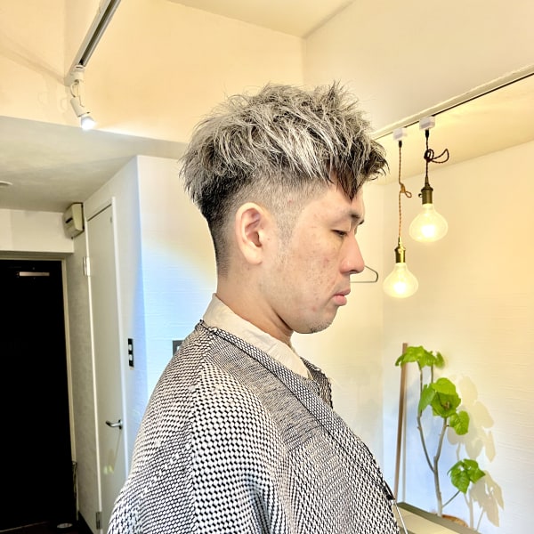 モード感漂う大人のグレイヘアー