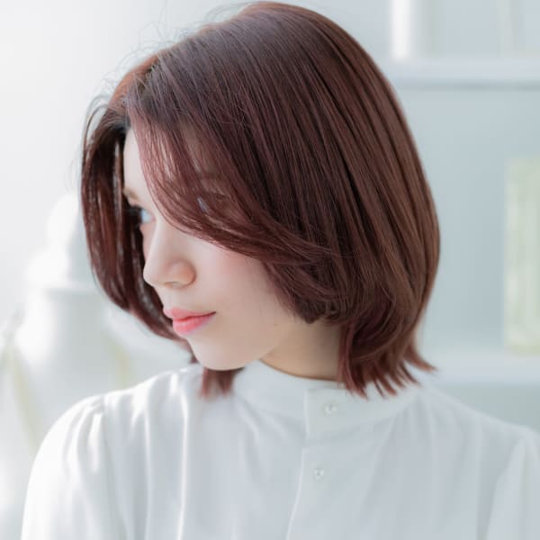 センターパートピンクレッド小顔こなれヘア　ヘルシースタイル