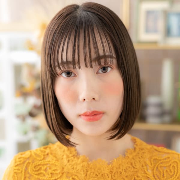 暗髪シースルーバング前下がりぱっつんボブ グレージュカラー