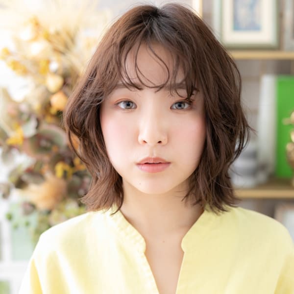 シースルーバングくせ毛風小顔くびれミディ グレーベージュ