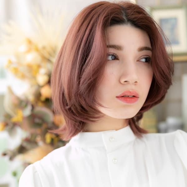 センターパートピンクレッド小顔こなれヘア ニュアンスカラー