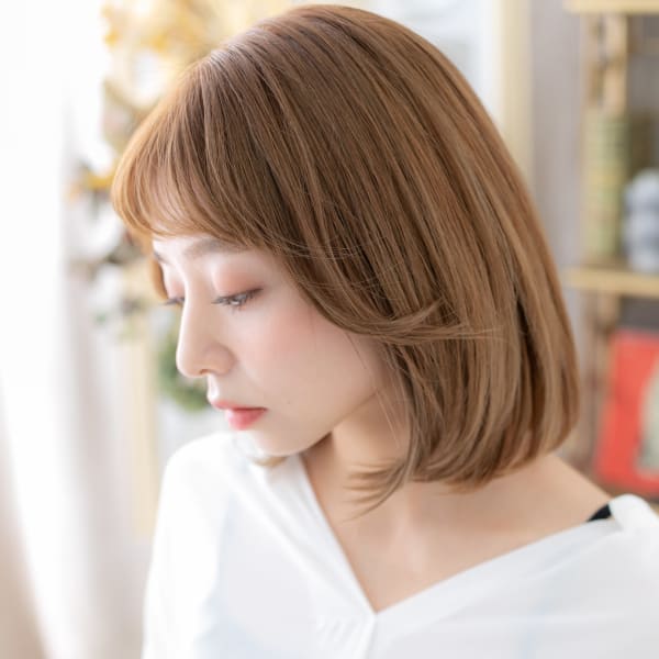 ハイトーンカラー外国人風ツヤ髪前下がりボブ ことりベージュ
