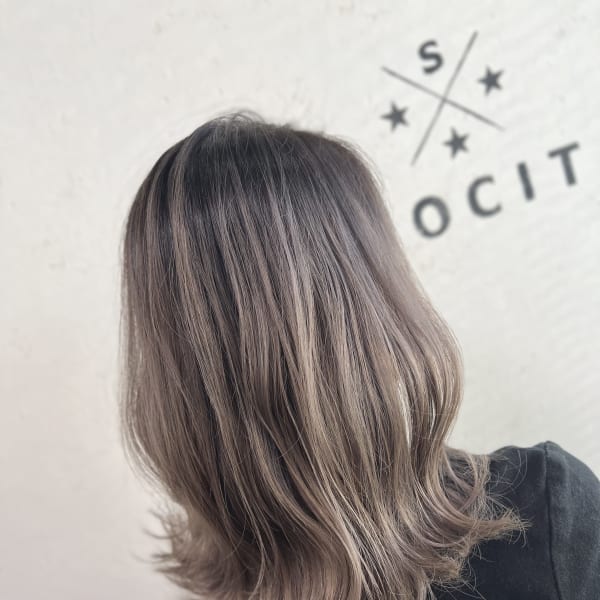 ミディアム×グレージュ（バレイヤージュ）