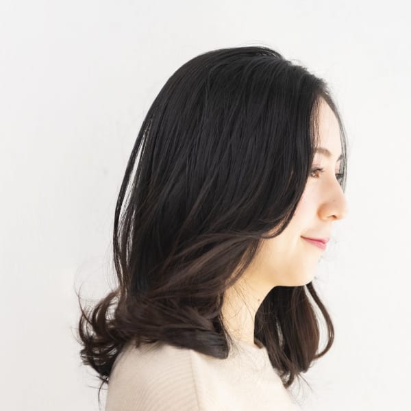 凛とした女性のロングスタイル|BEAUTY CELLAR 六本木ヒルズ店