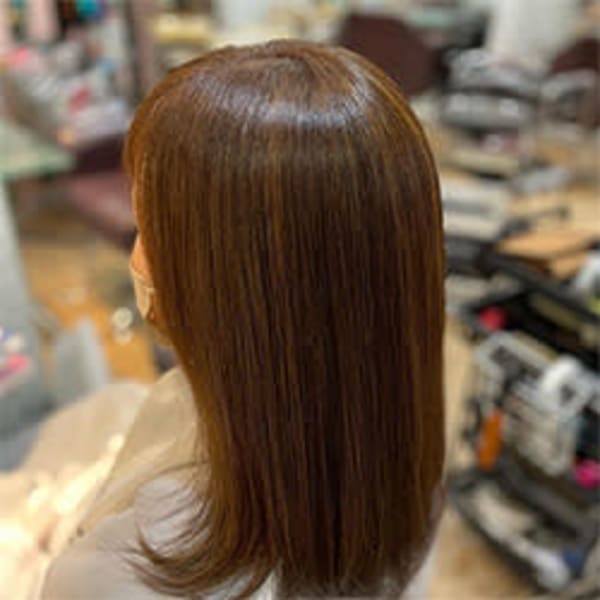 白髪をおしゃれに活かして楽しむ大人のグレイヘア(フル)